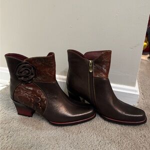 Chic Brown Ankle Boots with Floral Accent